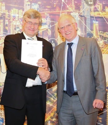Wolfgang-Richard-Petrie-350 Richard Petrie presents Wolfgang Hass with Siemens' membership certificate